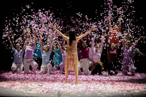 一群小孩在表演AI 生成的内容可能不正确。